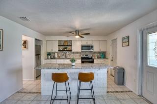 Coastal Living Steps From Beach w Community Pool - 8