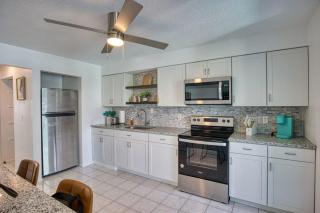 Coastal Living Steps From Beach w Community Pool - 7
