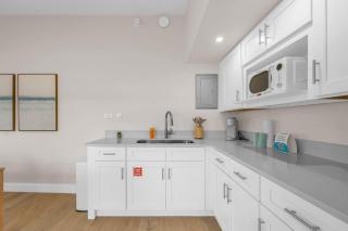 Steps to Beach King Bed Parking Pet-Friendly - 5