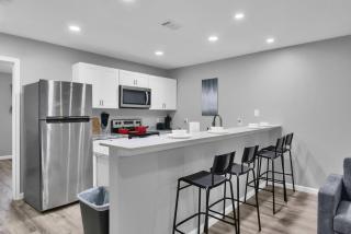 Bright 1BR Condo close to Food and Entertainment - 9