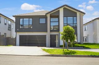 Spacious Home - 2 Lounges, Gym - Deck near Manukau - 8