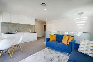 Spacious Home - 2 Lounges, Gym - Deck near Manukau - 2