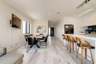 Spacious Home - 2 Lounges, Gym - Deck near Manukau - 0