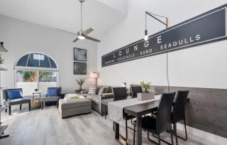 Stylish Modern 2 Bed 2Bath Loft at Royal Mansions - 3