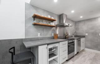 Stylish Modern 2 Bed 2Bath Loft at Royal Mansions - 1