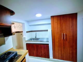 Apartaestudio en el Estadio Pascual Guerrero, San Fernando, Piso 1, muy Central, Cerca a la calle 5ta, Exito de San Fernando, fresco, tranquilo, con Vista a la calle Studio apartment in Pascual Guerrero Stadium, San Fernando, 1st floor, very central, near - 6