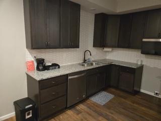 Parks & Trails • Pet Friendly • 3 Queen BR - 8