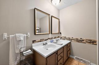 Lux Home, Minutes to Sanford Medical Center & Zoo - 5