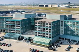 Sheraton Gateway Hotel in Toronto International Airport - 5