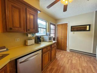 Valley Condo 104 - Casa Zia - Creekside - WiFi - Hot Tub - Fireplace - Washer - Dryer - Pet Friendly - 3