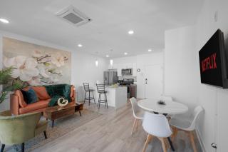 Modern 1BR Escape - Balcony Gym Wi-Fi - 5