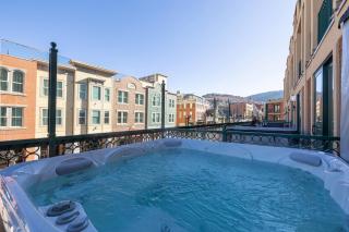 Ski in Ski out Main Street Balcony Hot Tub - 0