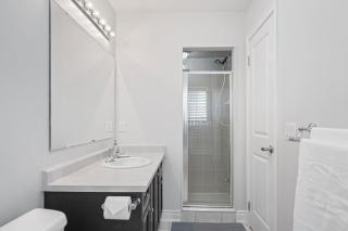 Spacious Toronto Home Near High Park and Yorkdale Mall - 8