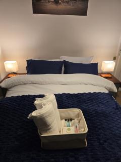 Entire Upstairs 1-Bedroom London Home with Private Bathroom and Kitchen, Great City and Heathrow Links - 6