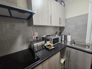 Entire Upstairs 1-Bedroom London Home with Private Bathroom and Kitchen, Great City and Heathrow Links - 2