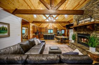 Treetop Hideaway! Shuffleboard, Hot Tub, Fire Ring, Bunks, games! - 9