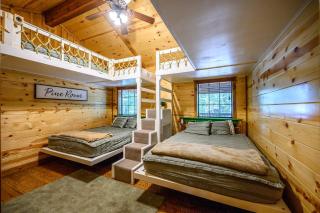 Treetop Hideaway! Shuffleboard, Hot Tub, Fire Ring, Bunks, games! - 8