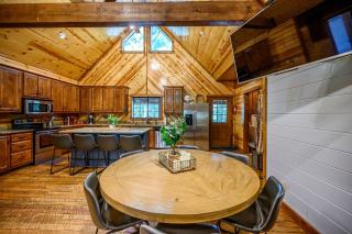 Treetop Hideaway! Shuffleboard, Hot Tub, Fire Ring, Bunks, games! - 2