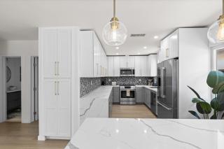 NEW Remodeled Northridge 5 Bedroom Near CSUN & Sherwood Forest - 4