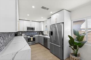 NEW Remodeled Northridge 5 Bedroom Near CSUN & Sherwood Forest - 3