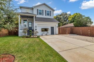 New 4 bed Country Style Home - King Bed -Deck - BBQ Pit - Fire Pit - Pets - 3