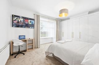 M5 3bed 2Bath Contractor and Family Friendly Parking Premium Beds Electric Sofa Recliners Smart TVs Netflix Underfloor Heating Instant Hot Water FastWifi - 1