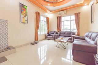 Urbanview Hotel Rifal Home Tegal - 4