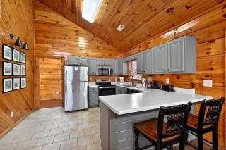 Near Parkway- Hot Tub Rock Wall Cabin - Pigeon Forge - 5