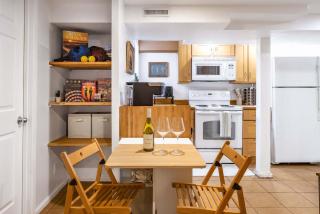 Artist 750sqft 2BR Basement Maple Leaf Park - 8