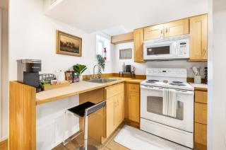 Artist 750sqft 2BR Basement Maple Leaf Park - 1