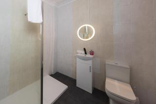 Lovely Apartment by Calton Hill - 1