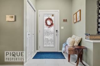 Wild Haven Retreat-HotTub-King Bed-Fireplace-BBQ - 4