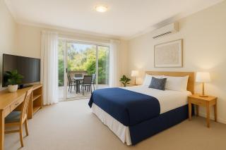 Modern Canal Apartment, Walk to Beach, Cafes,Foreshore Pool, Spa - 2