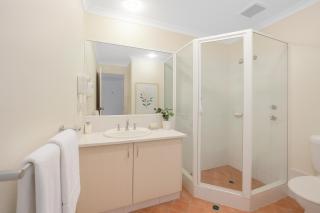 Modern Canal Apartment, Walk to Beach, Cafes,Foreshore Pool, Spa - 1