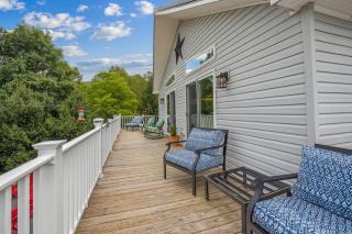 Trailblazer Lodge - Upscale, hot tub, trail, game room, wifi, fire pit, bar, pool table, king bed, view, pet friendly - 7