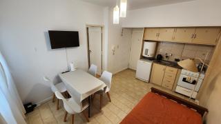 Hermosos Departamentos en Mar del Plata en el Centro La Perla a 2 cuadras de la playa, costa y peatonal, uno con balcón y vista al mar y otro interno - 3