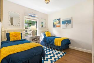 Spanish Charm 4BR Guest House Private Yard - 8