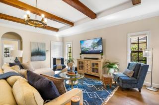 Spanish Charm 4BR Guest House Private Yard - 7