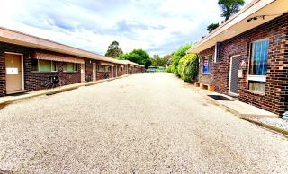 Tartan Motel, Yea - 3