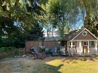 Cozy Room Near King George Boulevard, Transit, Wi-Fi, Parking - 0