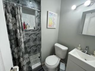 Cozy Room Near King George Boulevard, Transit, Wi-Fi, Parking - 9