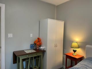 Cozy Room Near King George Boulevard, Transit, Wi-Fi, Parking - 2