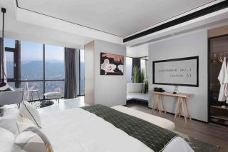 Cloud 51 High-Rise Hotel with Panoramic River Views - 4