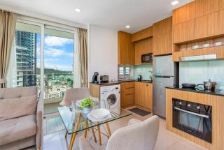 Rare Panoramic Sea, City & Mountain Views - XXL Balcony - 1Gbps Blazing Fast Free WIFI - Pool - Gym - Pool Table - Steam - Sauna - Bar - 1