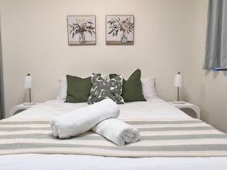 Comfy 3 BED Apt in Homebush - 8