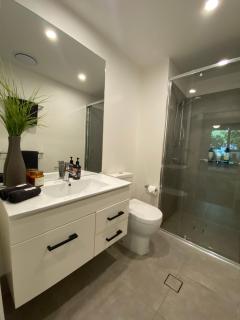 Urban Retreat - Shared Apartment with Queen Bed and Private Ensuite - 6