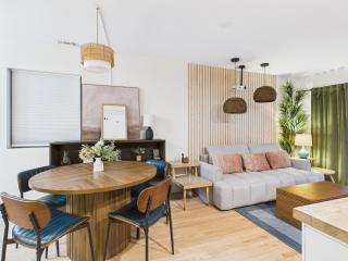 2BR Patio w Fire Pit, Free Parking 5 Gbps - 8