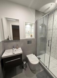 Deluxe 2BR Flat with Cinema, Gym, Parking & Games - New Malden - 4