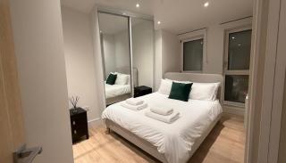 Deluxe 2BR Flat with Cinema, Gym, Parking & Games - New Malden - 7