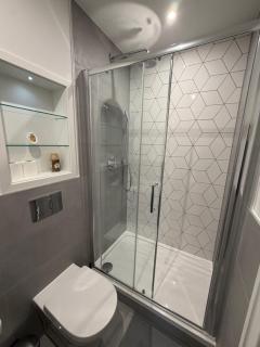 Deluxe 2BR Flat with Cinema, Gym, Parking & Games - New Malden - 3